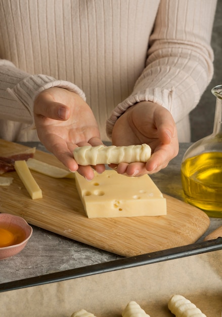 Vrouw die wat traditionele tequenos voorbereidt