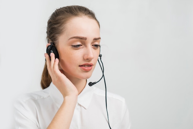 Gratis foto vrouw die werkt in callcenter