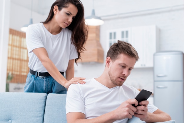 Vrouw die wil dat haar vriendje op haar let