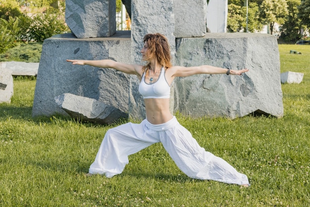 Vrouw die yoga uitoefent en doet