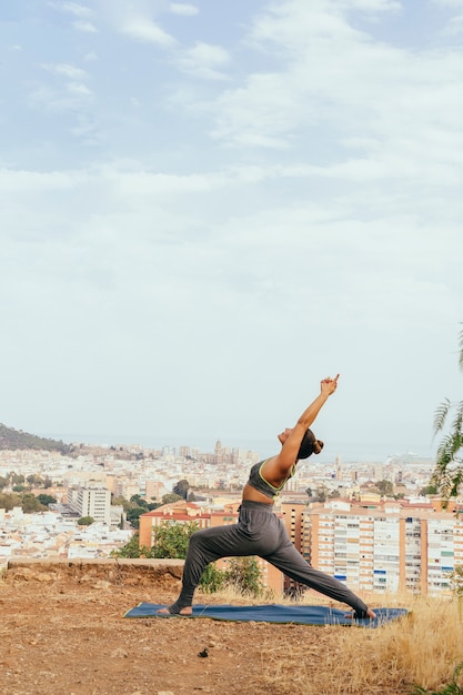 Vrouw die yoga uitrekt en oefent