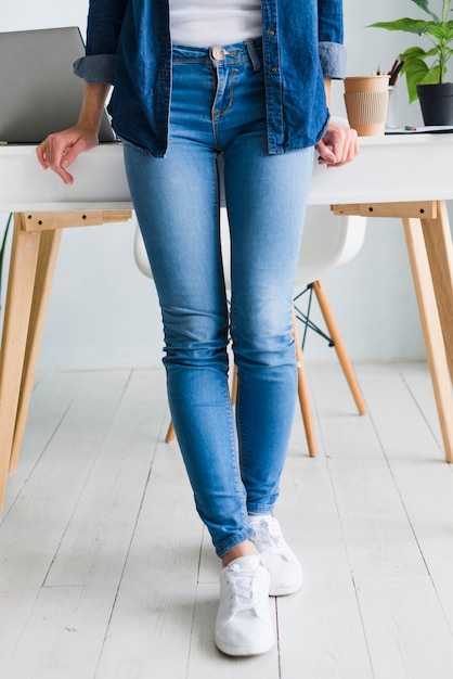 Gratis foto vrouw die zich in bureau bevindt