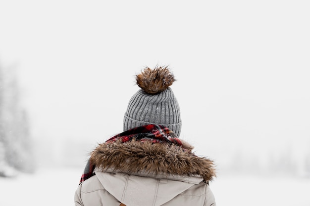 Gratis foto vrouw die zich in de winter bevindt