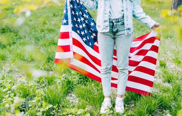Vrouw die zich met Amerikaanse vlag bevindt