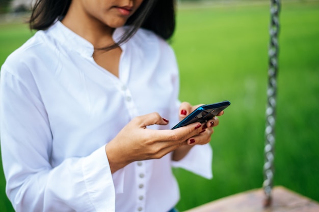 Gratis foto vrouw die zich op een smartphone bevindt