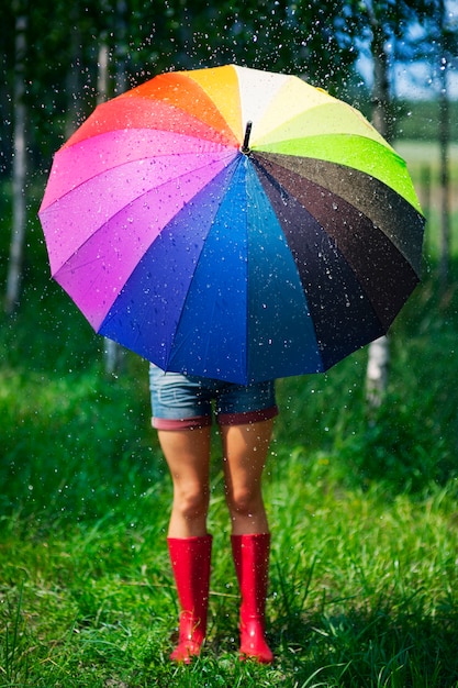 Gratis foto vrouw die zich tegen de regen beschermt