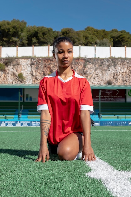 Vrouw die zich uitstrekt been op veld