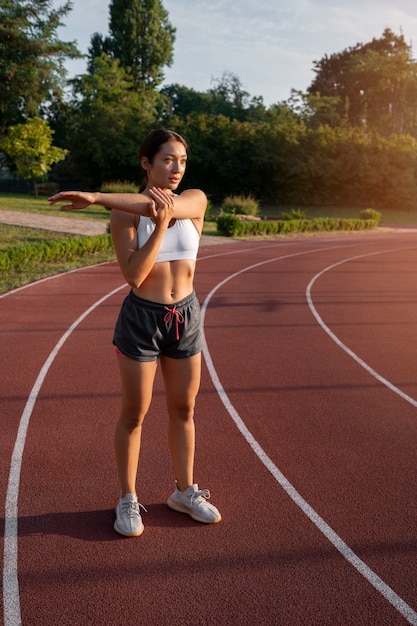 Gratis foto vrouw die zich uitstrekt buiten medium shot