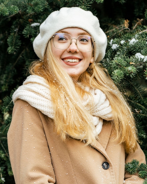 Gratis foto vrouw die zich voordeed in het park in de winter