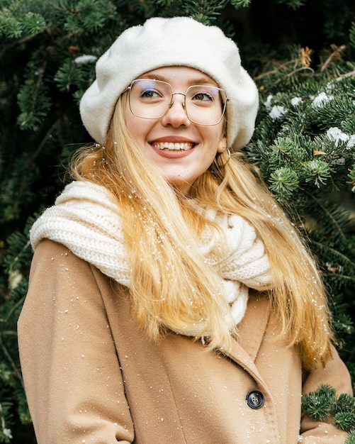 Vrouw die zich voordeed in het park in de winter