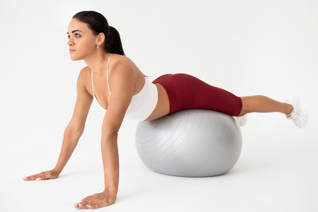 Vrouw doet een fitnessoefening