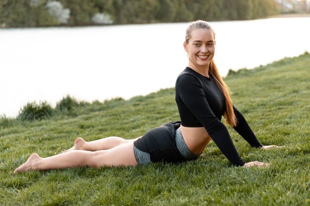 Vrouw doet haar training alleen buitenshuis