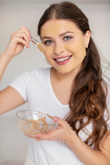 Vrouw doet haar zelfzorgritueel