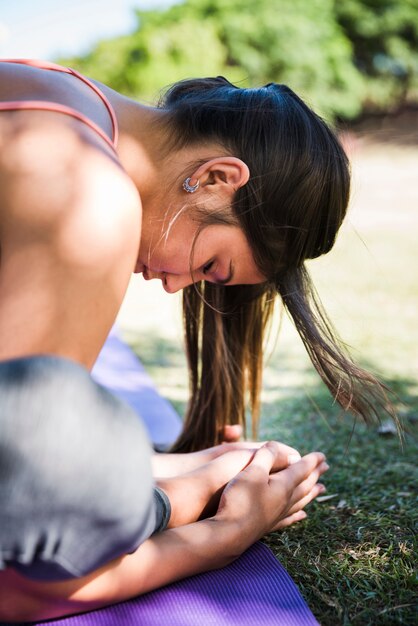 Vrouw doet yoga buiten