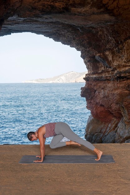 Vrouw doet yoga pose volledig schot