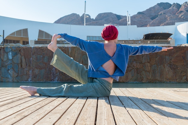 Gratis foto vrouw doet yoga