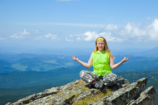 Gratis foto vrouw doet yoga