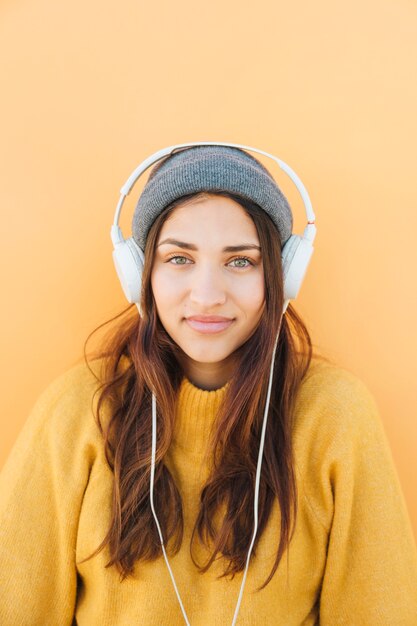 vrouw draagt sweatshirt luisteren muziek op koptelefoon