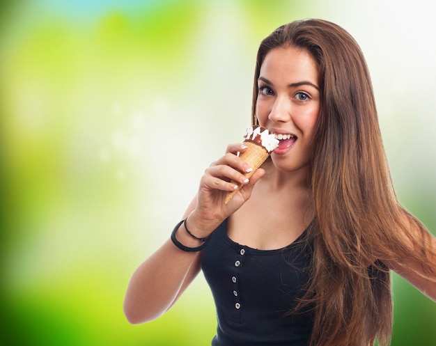 Vrouw eet een ijsje