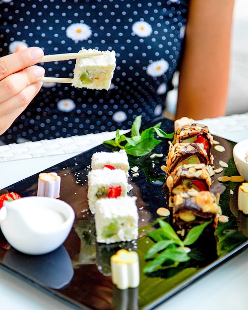 Vrouw eet lokums met gedroogde vruchten binnen