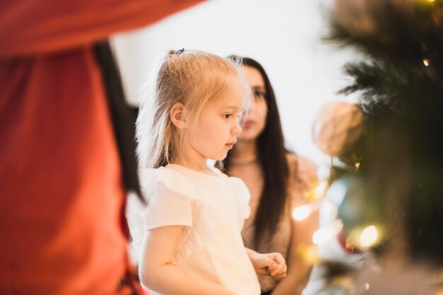 Vrouw en dochter bij kerstmis