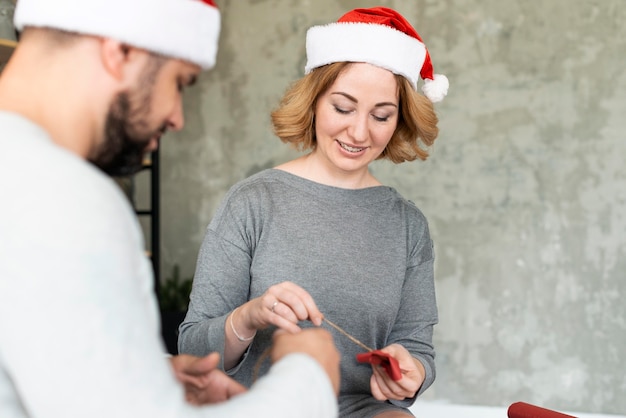 Gratis foto vrouw en echtgenoot die decoraties houden