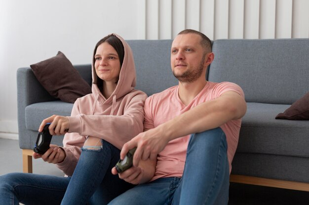 Vrouw en echtgenoot spelen thuis samen videogames