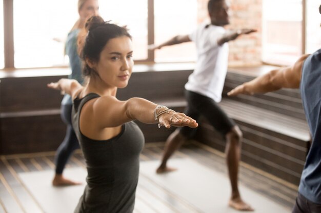 Vrouw en een groep sportieve mensen in Warrior twee