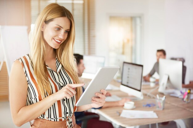 Vrouw en haar collega's op de achtergrond