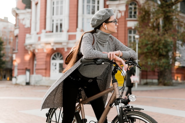 Vrouw en haar fiets in de stad