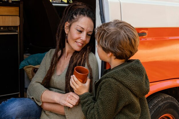 Vrouw en kind drinkwater