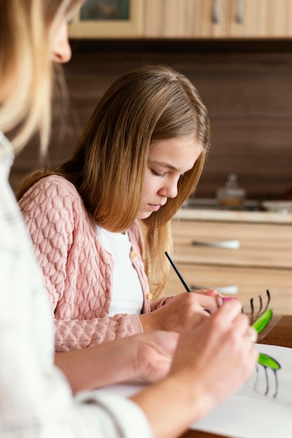 Gratis foto vrouw en kind schilderen vlinders close-up