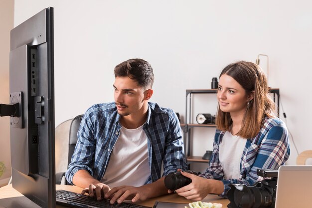 Vrouw en man die foto's bekijken