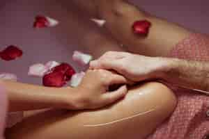 Gratis foto vrouw en man hand in hand in spa bad met water