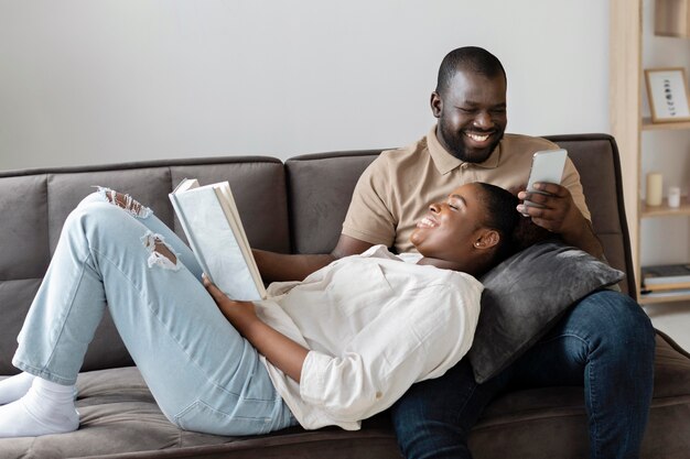 Vrouw en man hebben samen wat quality time binnenshuis