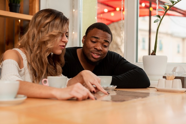 Gratis foto vrouw en man in restaurant