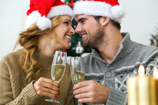 Vrouw en man met champagneglazen op zoek naar elkaars ogen