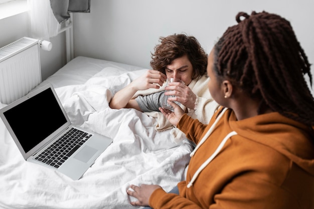 Vrouw en man praten met een arts via videocall