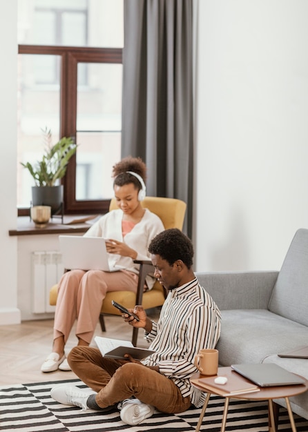 Vrouw en man werken op afstand vanuit huis