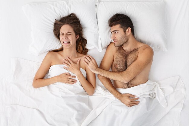 Vrouw en man zitten in bed bovenaanzicht