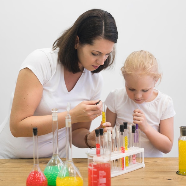 Vrouw en meisje die buizen schikken