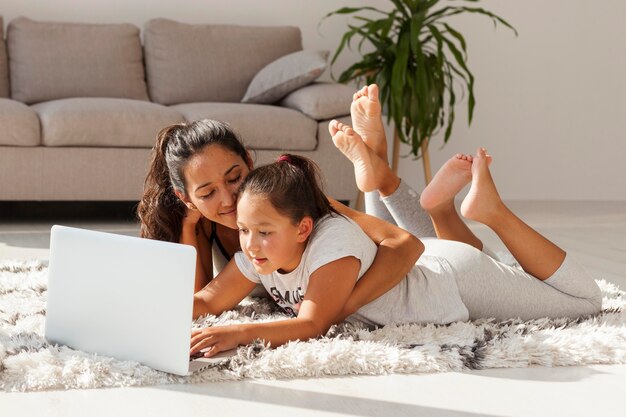 Vrouw en meisje die op tapijt leggen