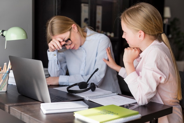 Vrouw en meisje die schoolproblemen hebben