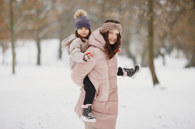 Vrouw en meisje in een park