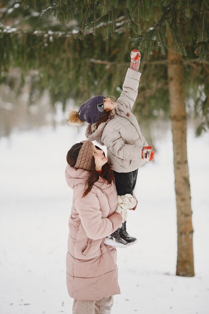 Vrouw en meisje in een park