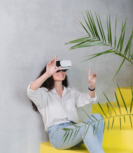 Gratis foto vrouw en virtual reality headset en planten