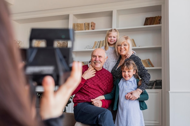 Vrouw fotograferen met camera