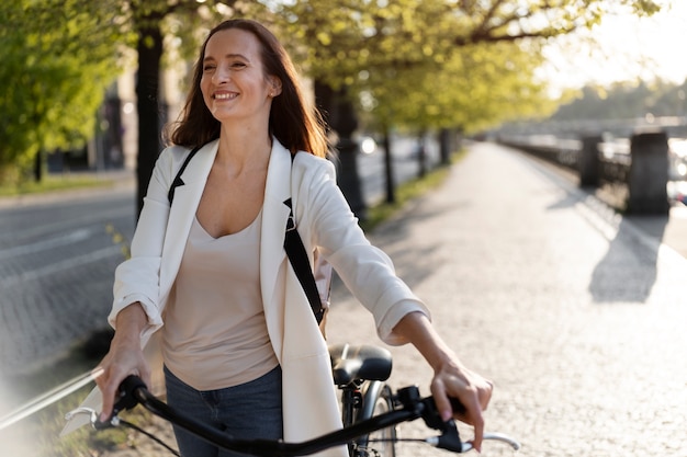 Gratis foto vrouw gaat werken op de fiets