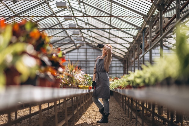 Vrouw Gardner in een kas