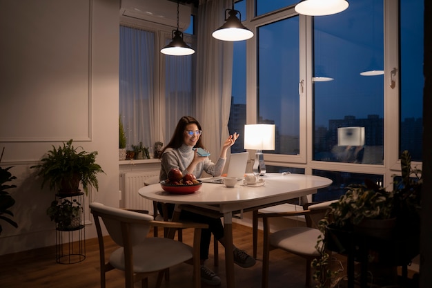 Vrouw gebruikt smartphone als gewoonte